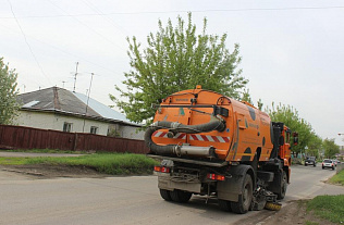 Санитарную уборку дорог продолжают в Барнауле