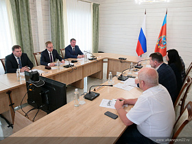 Губернатор Алтайского края и директор Петербургского тракторного завода обсудили перспективы сотрудничества