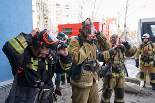 В Барнауле прошли краевые соревнования среди пожарных по скоростному подъему