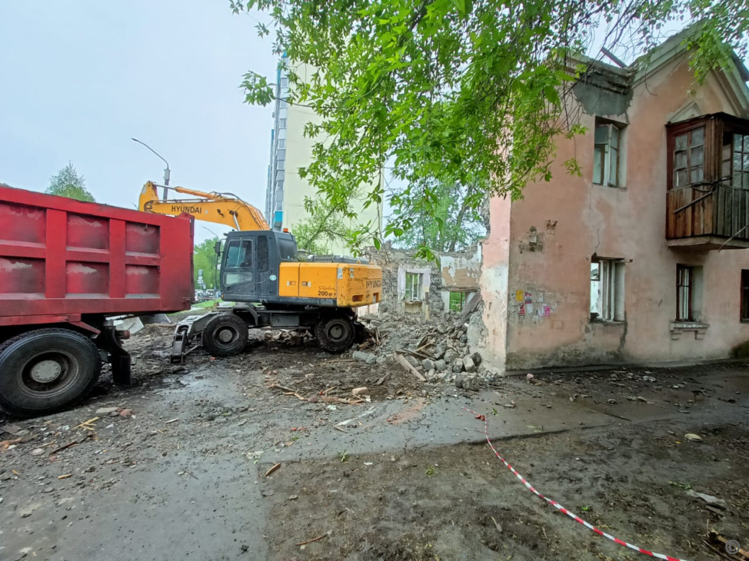 В Октябрьском районе завершают снос аварийного дома по улице Петра Сухова,  55 БАРНАУЛ :: Официальный сайт города