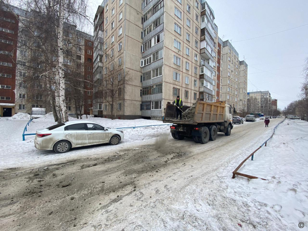 В Индустриальном районе продолжаются работы по обработке тротуаров  противогололедными средствами БАРНАУЛ :: Официальный сайт города