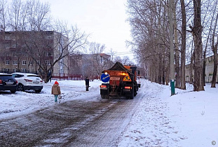 В Барнауле дорожными и коммунальными службами ведется работа по устранению гололёда