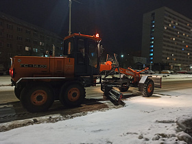 В Барнауле продолжается очистка дорог, тротуаров и общественных территорий 