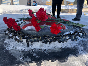 «Защитим память героев»: В День защитника Отечества во всех районах Барнаула возложили цветы к памятникам