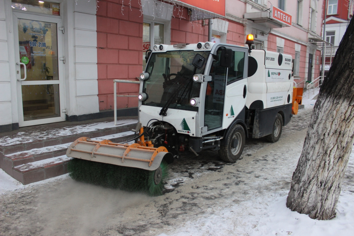 Уборка тротуаров от снега. Машина для уборки тротуаров. Подметально-уборочная машина для уборки тротуаров. Вакуумно подметальная машина. Коммунальные машины для уборки тротуаров от снега.