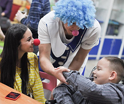 Новогодний праздник для детей с инвалидностью и детей из малообеспеченных семей провели в Барнауле