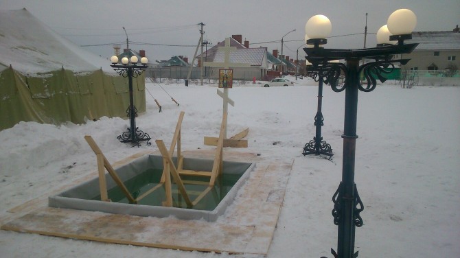 Рядом с ледовым дворцом в Барнауле работает купель