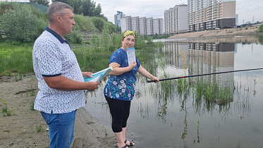 Жителям Барнаула во время профилактических рейдов напоминают правила поведения на водоёмах