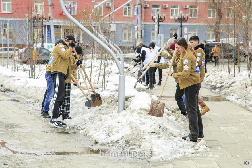 В «чистый четверг» во всех районах Барнаула будут ворошить снег, убирать мусор, очищать дороги и ливневки 