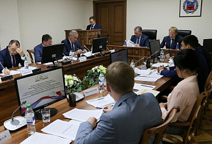 Губернатор Виктор Томенко представил депутатам краевого парламента проект закона о бюджете Алтайского края на 2020 год и плановый период 2021 и 2022 годов