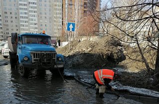 Дорожные рабочие  очищают тротуары и ливневки в выходные дни 
