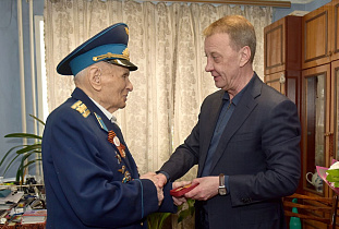 Вячеслав Франк вручил медаль 80-летия Победы Владимиру Кушпелеву