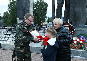 В Барнауле родственникам красноармейца Михаила Пилюгина передали землю с мест его боевого пути