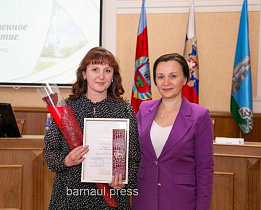 Барнаульцам вручили городские и краевые награды