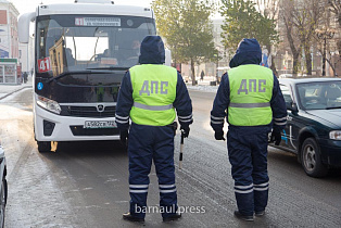 Нарушителей масочного режима выявили в общественном транспорте Барнаула