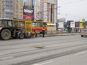 В Барнауле дорожные службы продолжают санитарную очистку городских дорог