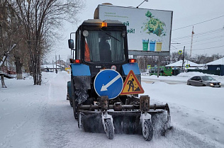 В Барнауле дорожные службы продолжают очищать улицы и тротуары и посыпать их противогололедными материалами 