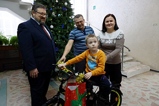 «Ёлка желаний»: подарки от полномочного представителя Президента Российской Федерации в СФО Анатолия Серышева получили ещё двое ребят из Сибири