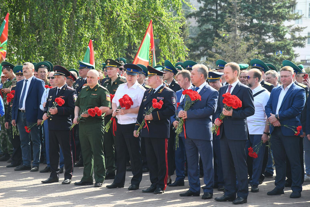 В День пограничника на Мемориале Славы в Барнауле прошли торжественные  мероприятия БАРНАУЛ :: Официальный сайт города