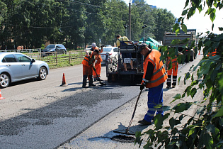 В Барнауле продолжаются работы по текущему ремонту дорог 