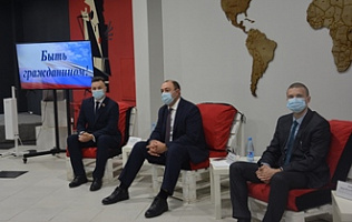 Глава Ленинского района, депутат БГД и председатель Молодежного парламента города встретились с молодыми избирателями
