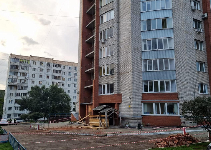 По адресу Павловский тракт, 126 произошло обрушение части облицовочной кладки 