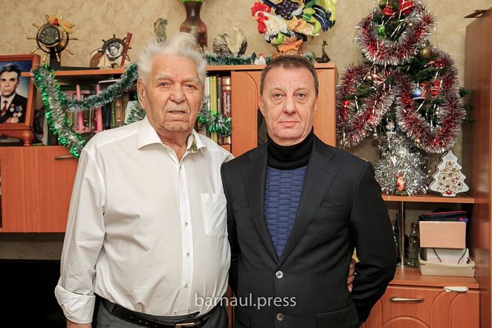 Вячеслав Франк поздравил участника Великой Отечественной войны Петра Бобкова с днем рождения