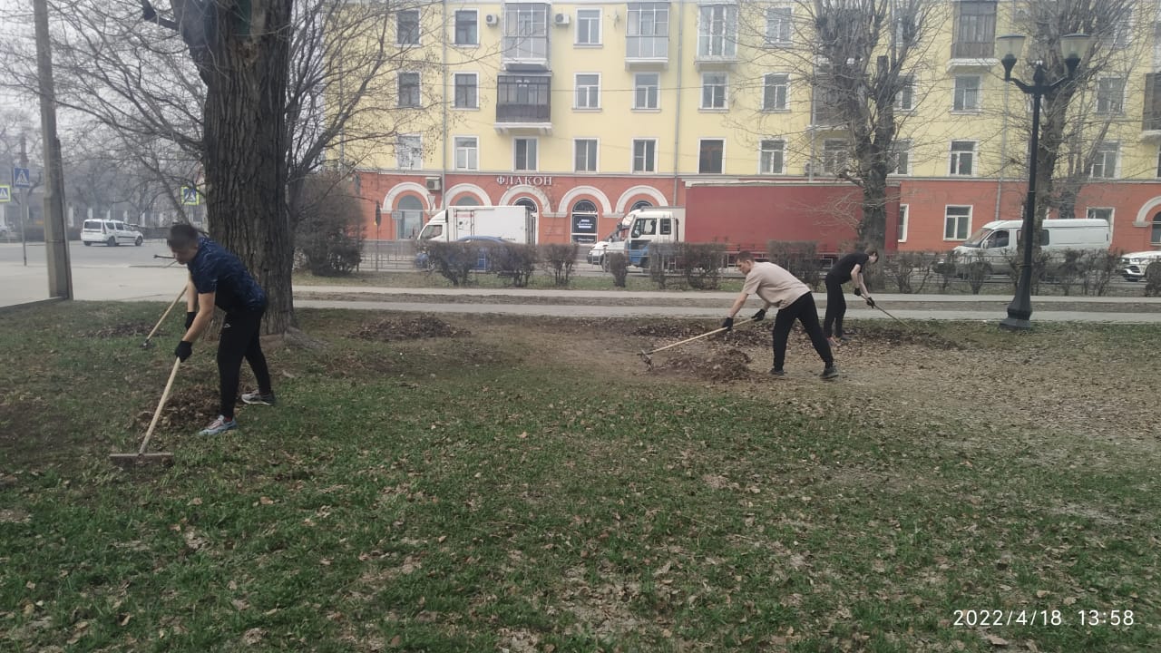 В Октябрьском районе продолжаются работы в рамках месячника весенней  санитарной очистки БАРНАУЛ :: Официальный сайт города