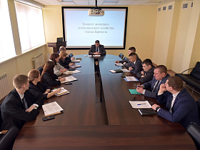 В Барнауле продолжается очистка кровель и территорий многоквартирных домов от снега и наледи 