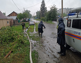 В Барнауле продолжают устранять последствия непогоды