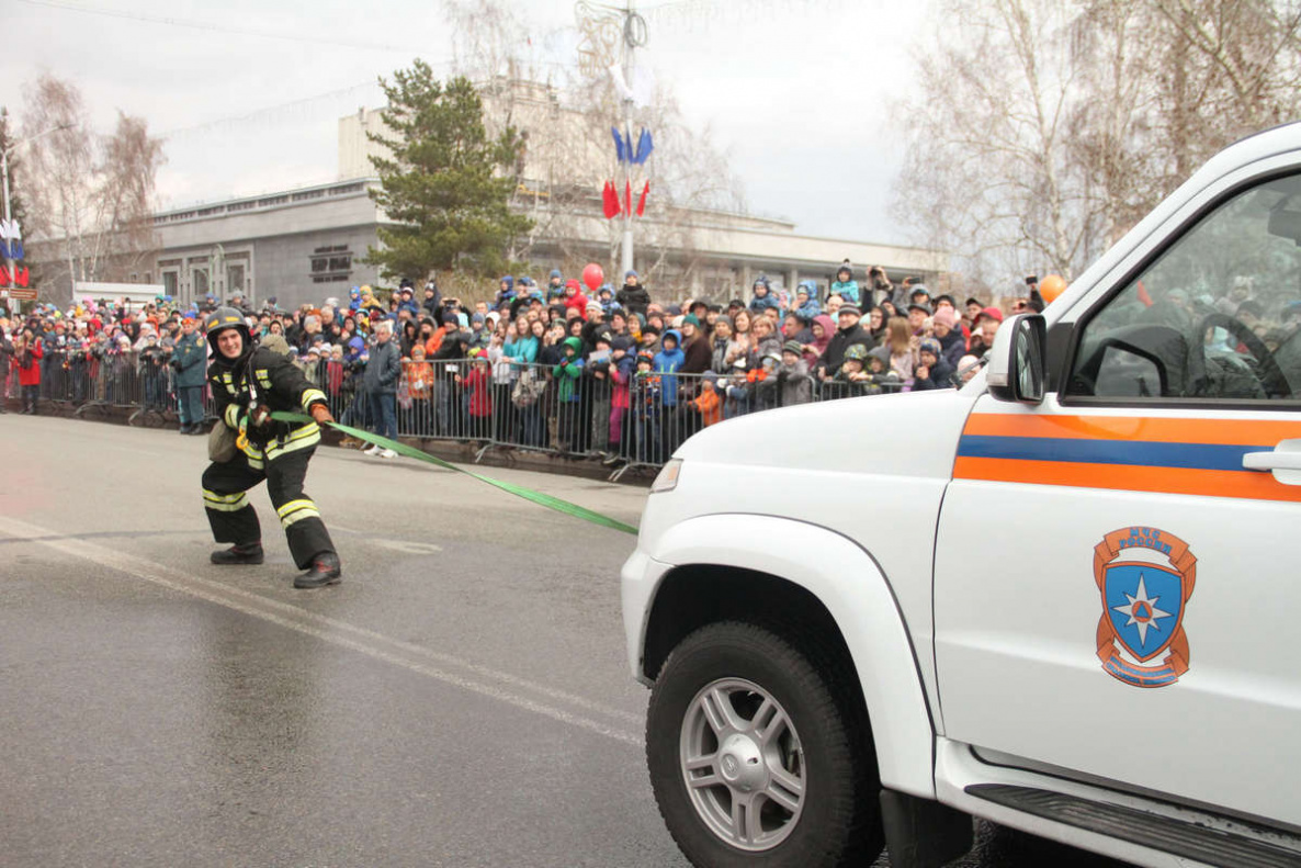 Огненным и пенным шоу отметили юбилей пожарной службы страны в Барнауле  БАРНАУЛ :: Официальный сайт города