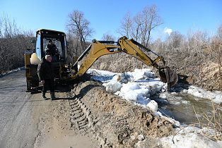 В барнаульском поселке Ильича прочистили водопропускную трубу на улице Остров Кораблик