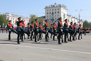 Торжественное шествие войск Барнаульского гарнизона состоялось в День Победы в столице края