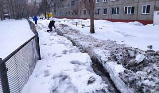 В Ленинском районе продолжают работы по обеспечению отведения паводковых вод с дорог и от жилых домов