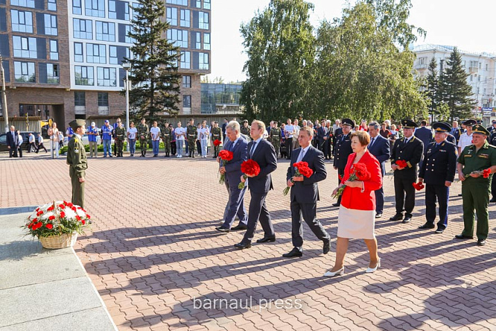 В Барнауле прошла церемония возложения цветов к Мемориалу Славы в честь 80-летия Курской битвы