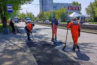 В Барнауле продолжают устранять повреждения на дорогах в рамках текущего ремонта