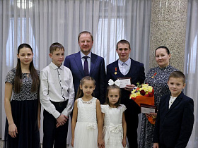 Виктор Томенко встретился с многодетными семьями региона в преддверии Дня матери