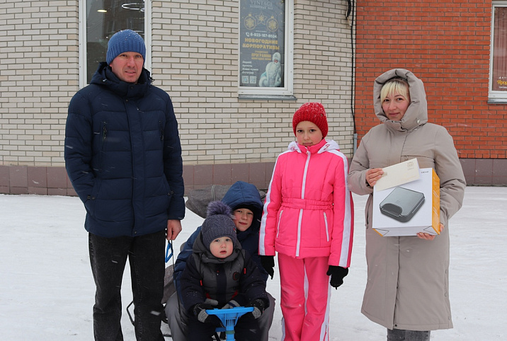 Подарки, открытки и поздравления в канун Дня матери получили женщины Ленинского района