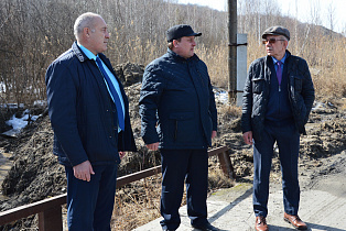 Глава администрации Октябрьского района проверил состояние защитной насыпи в микрорайоне Ильича