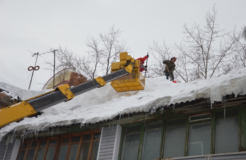 Уборка снега крыш домов. Уборка снега с крыш. Очистка кровли от снега. Приспособление для очистки крыши от снега. Автовышка для очистки крыши от снега.