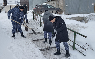 Студенты Барнаула помогают в уборке снега с пешеходных зон