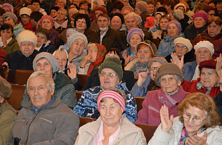 Более 500 ветеранов Барнаульского станкостроительного завода стали участниками праздничного концерта на предприятии