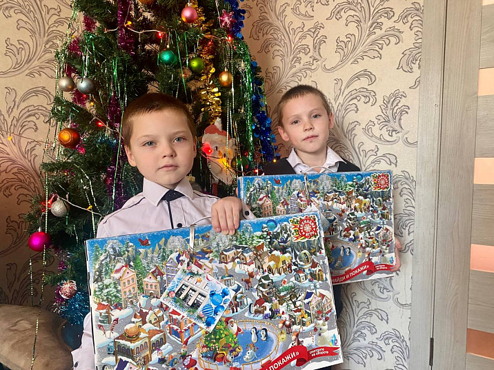 В районах Барнаула вручают новогодние подарки детям