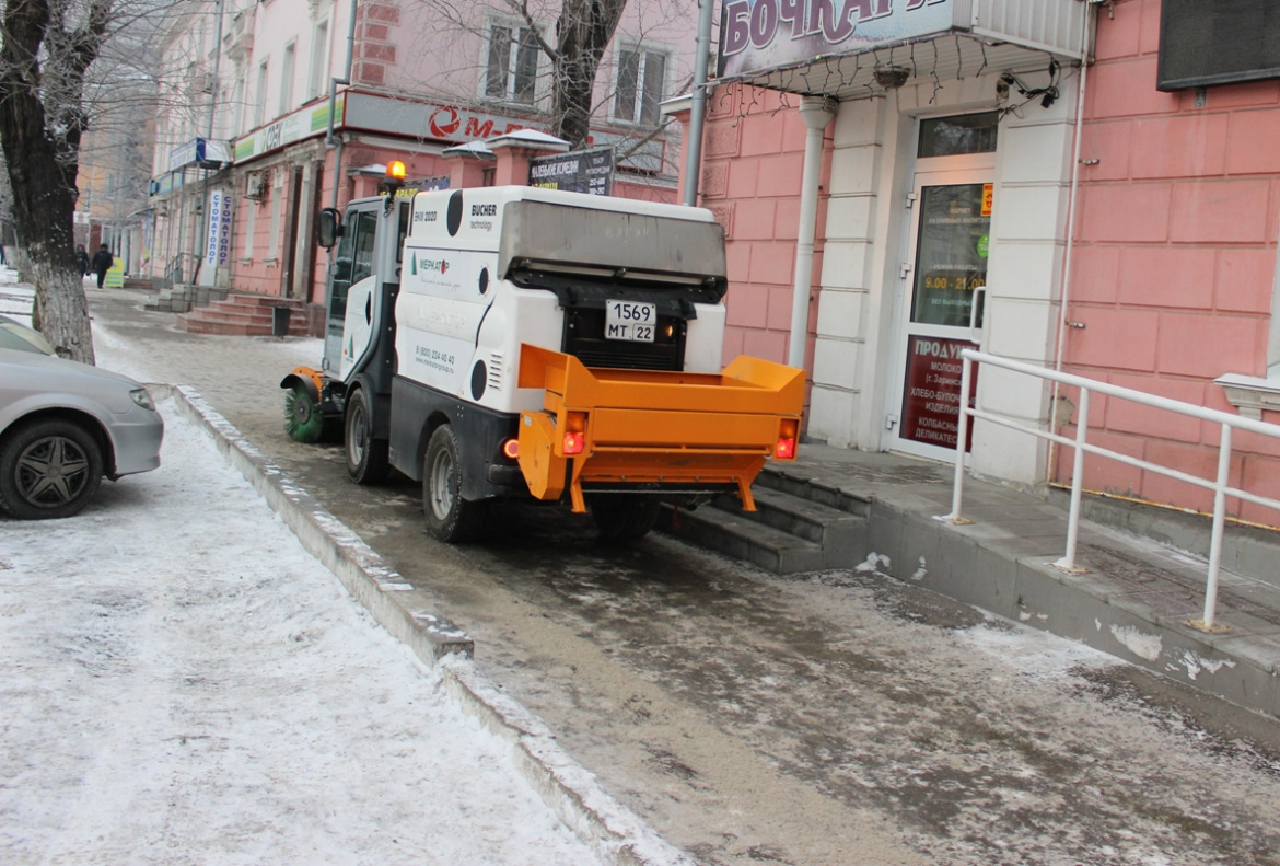 Новые вакуумно-подметальные машины оборудовали для уборки тротуаров от снега  и льда БАРНАУЛ :: Официальный сайт города