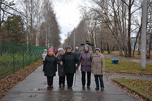 Барнаульские ветераны совершили километровую прогулку в ритме скандинавской ходьбы