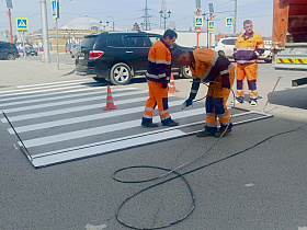 На дорогах Барнаула начали обновлять дорожную разметку 