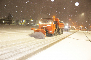 Снегоуборочная техника на дорогах Барнаула 24 ноября