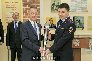 Факел с церемонии зажжения Вечного огня в Барнауле передали в музей БЮИ