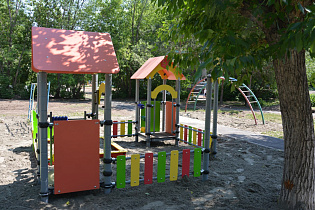 В трех дворах Барнаула обновили детские площадки по нацпроекту «Жилье и городская среда»