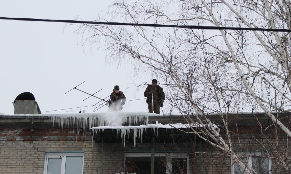В Барнауле контролируют очистку от снега кровель домов и магазинов
